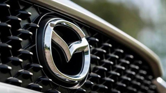 Logo de Mazda sobre fondo neutro
