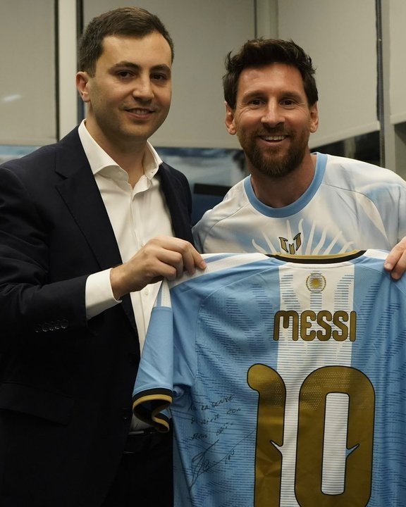 Camiseta firmada por Lionel Messi expuesta en el museo de River Plate