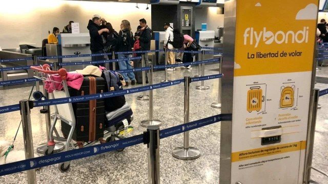 Avión de Flybondi en el aeropuerto